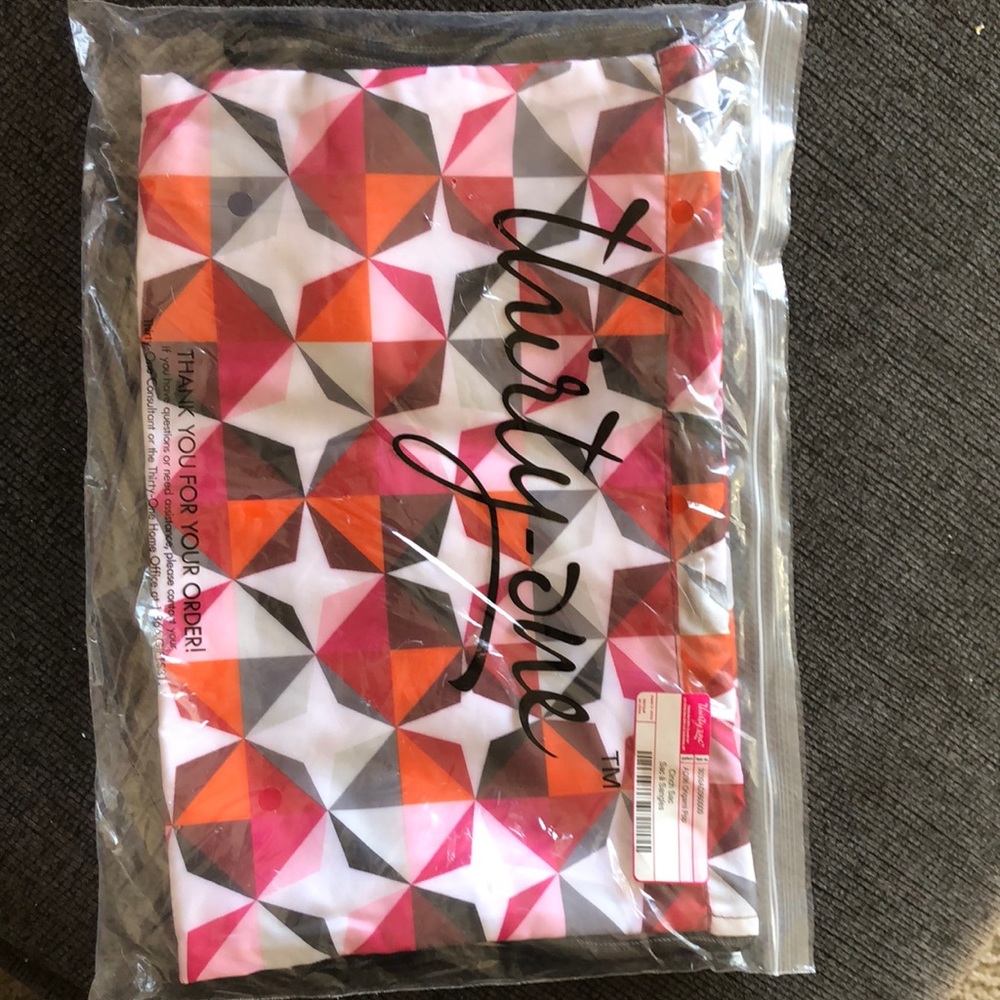 Selling a thirty-one cinch sac. Never used. Origami pop design.